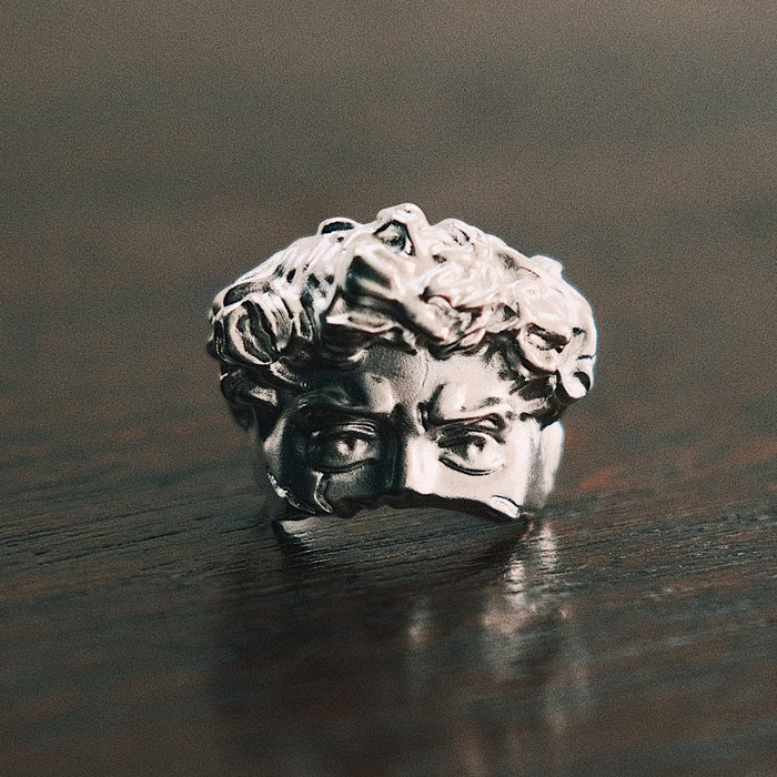 Edelstahlring mit quadratisch geschliffenen Edelsteinen und strukturiertem Band
