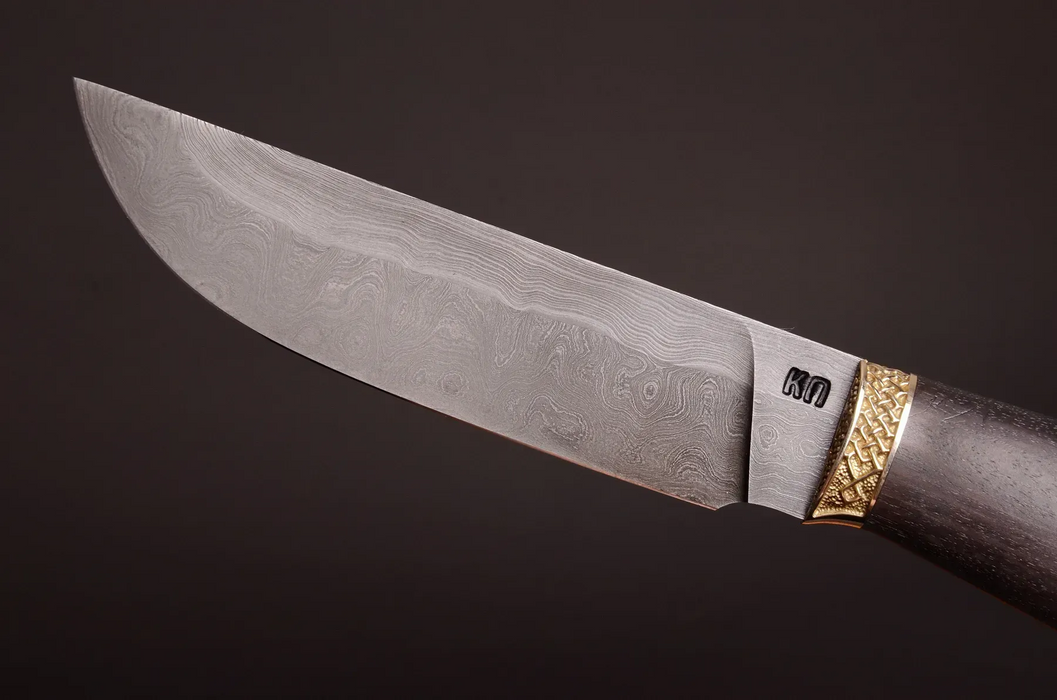 Couteau en acier Damas avec manche en bois hybride époxy rouge