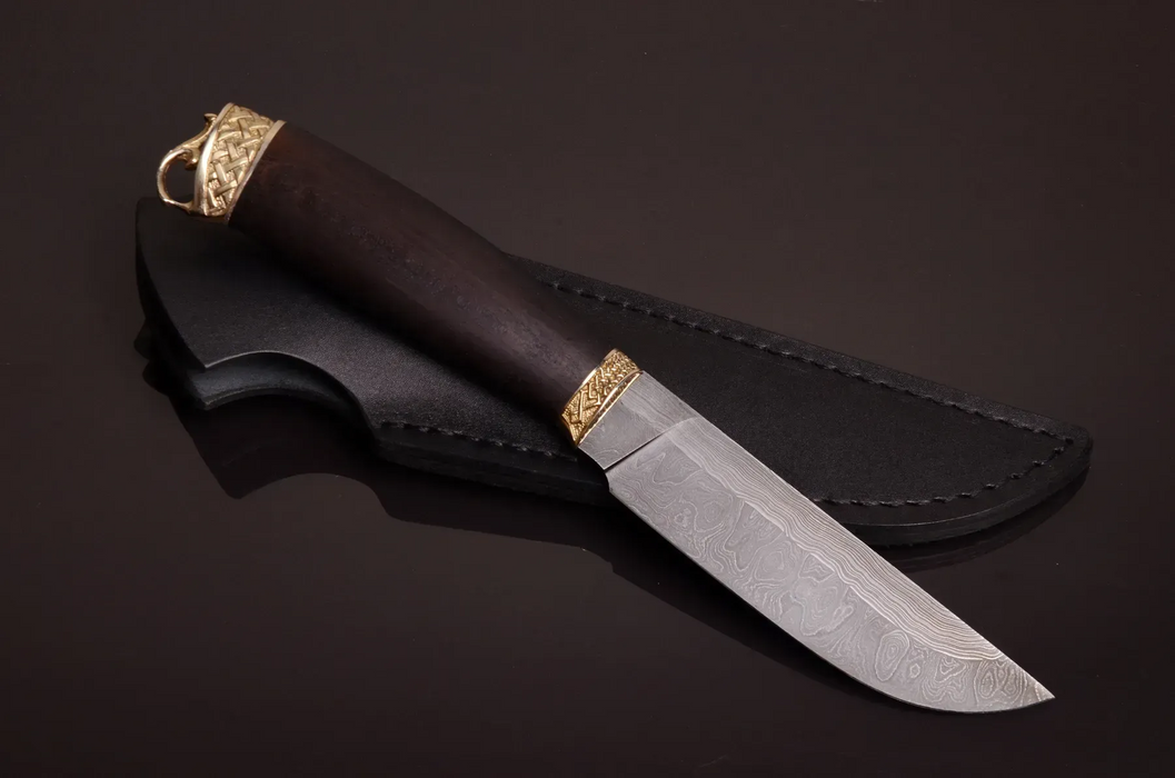 Couteau en acier Damas avec manche en bois hybride époxy rouge