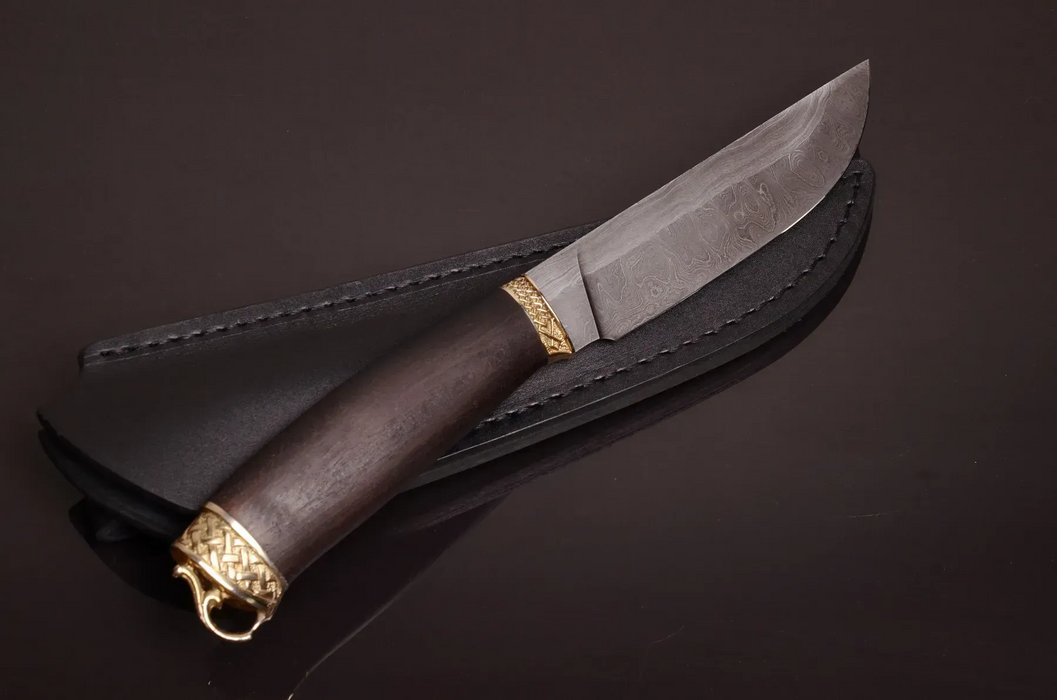 Couteau en acier Damas avec manche en bois hybride époxy rouge