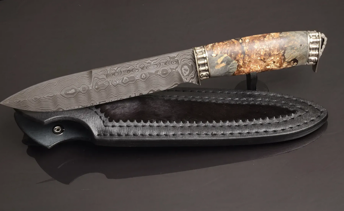 Couteau en acier Damas avec manche en bois hybride époxy rouge
