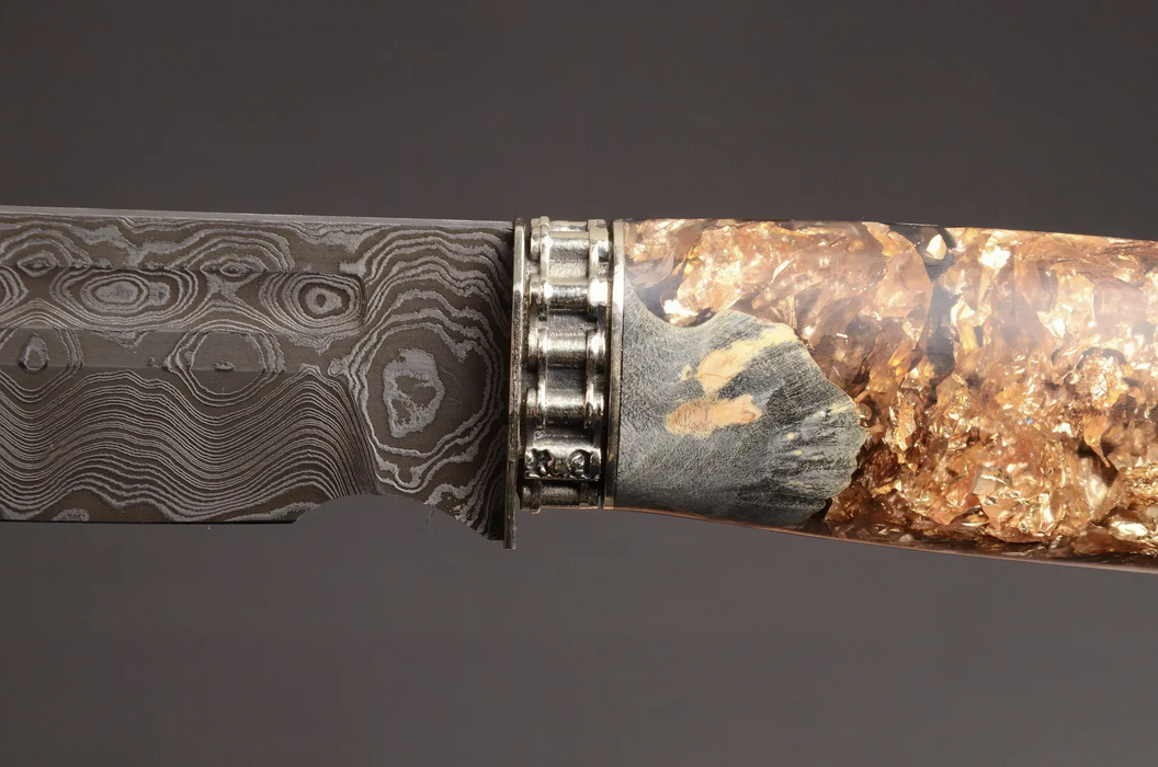 Couteau en acier Damas avec manche en bois hybride époxy rouge