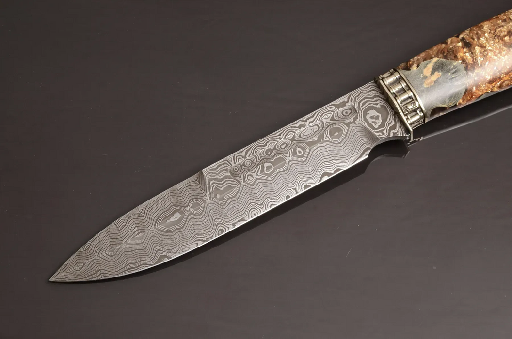 Couteau en acier Damas avec manche en bois hybride époxy rouge