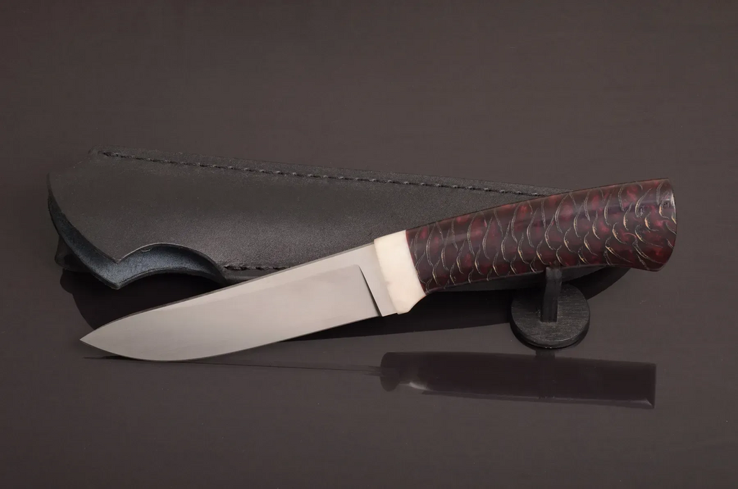 Couteau en acier Damas avec manche en bois hybride époxy rouge