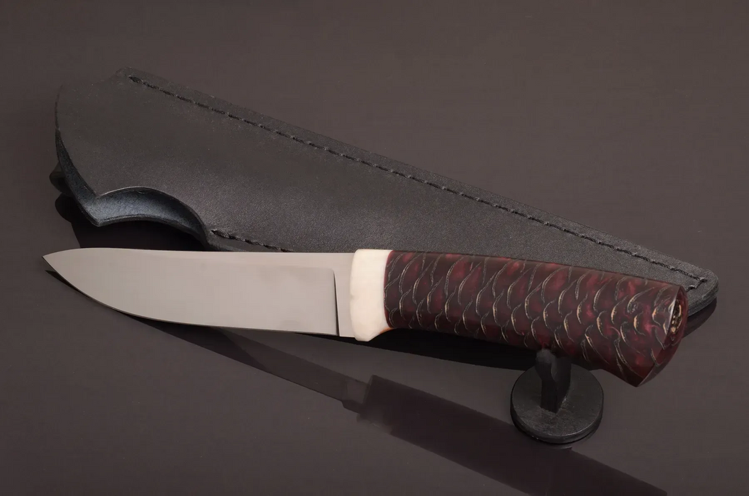 Couteau en acier Damas avec manche en bois hybride époxy rouge