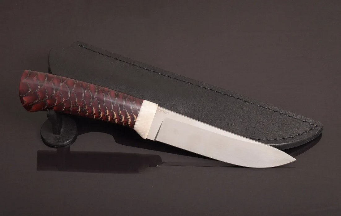 Couteau en acier Damas avec manche en bois hybride époxy rouge