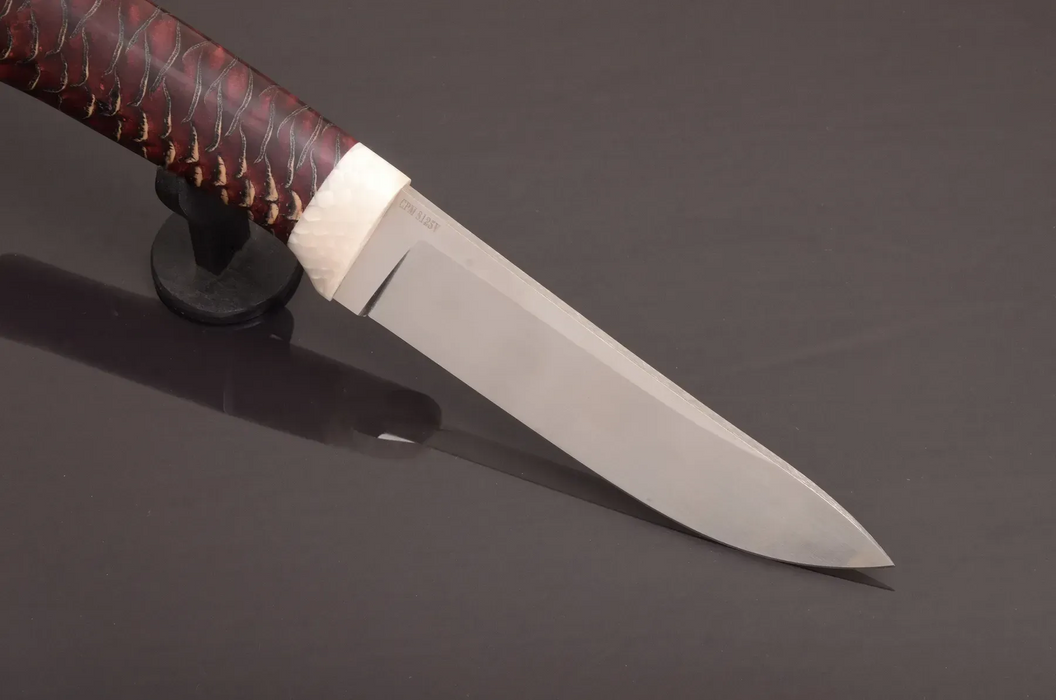Couteau en acier Damas avec manche en bois hybride époxy rouge