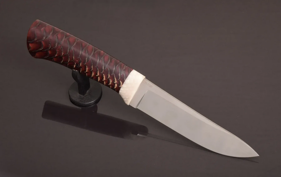 Couteau en acier Damas avec manche en bois hybride époxy rouge