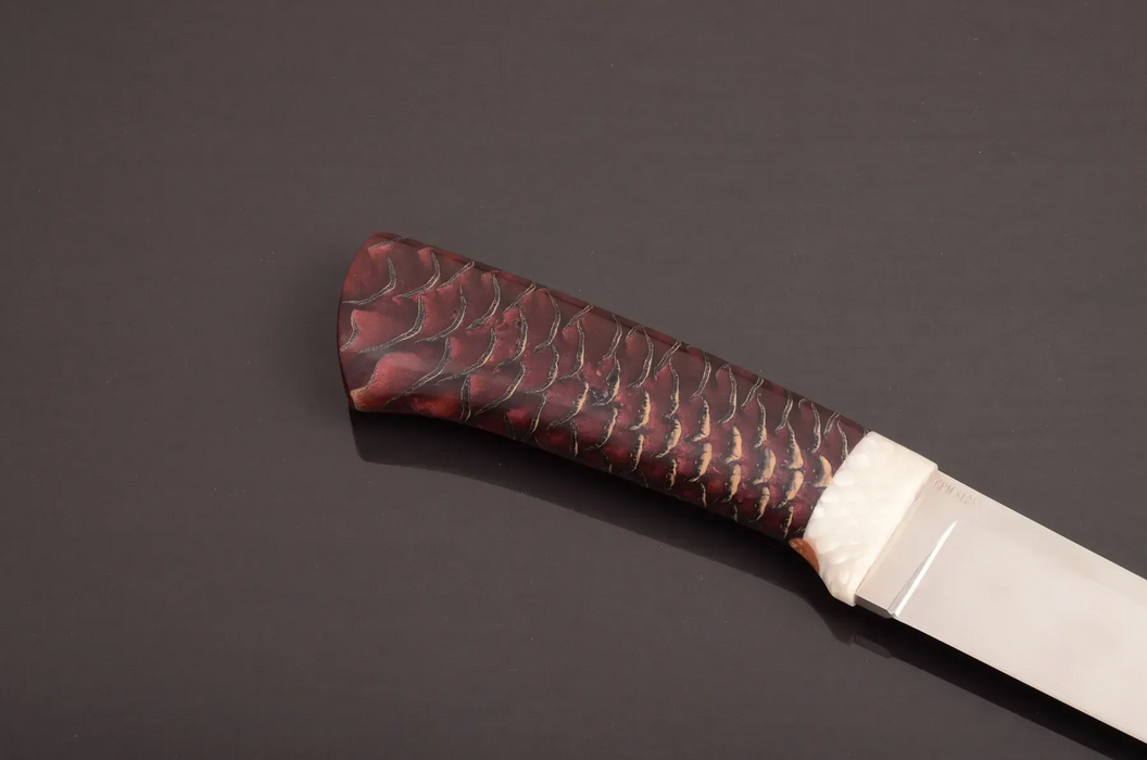 Couteau en acier Damas avec manche en bois hybride époxy rouge