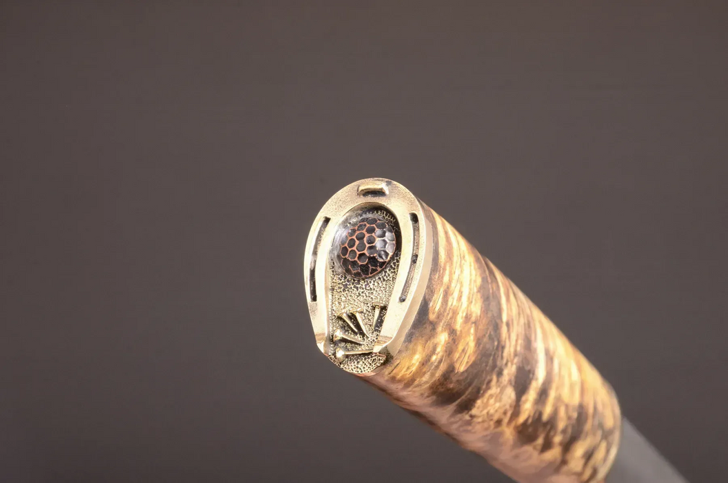 Couteau en acier Damas avec manche en bois hybride époxy rouge