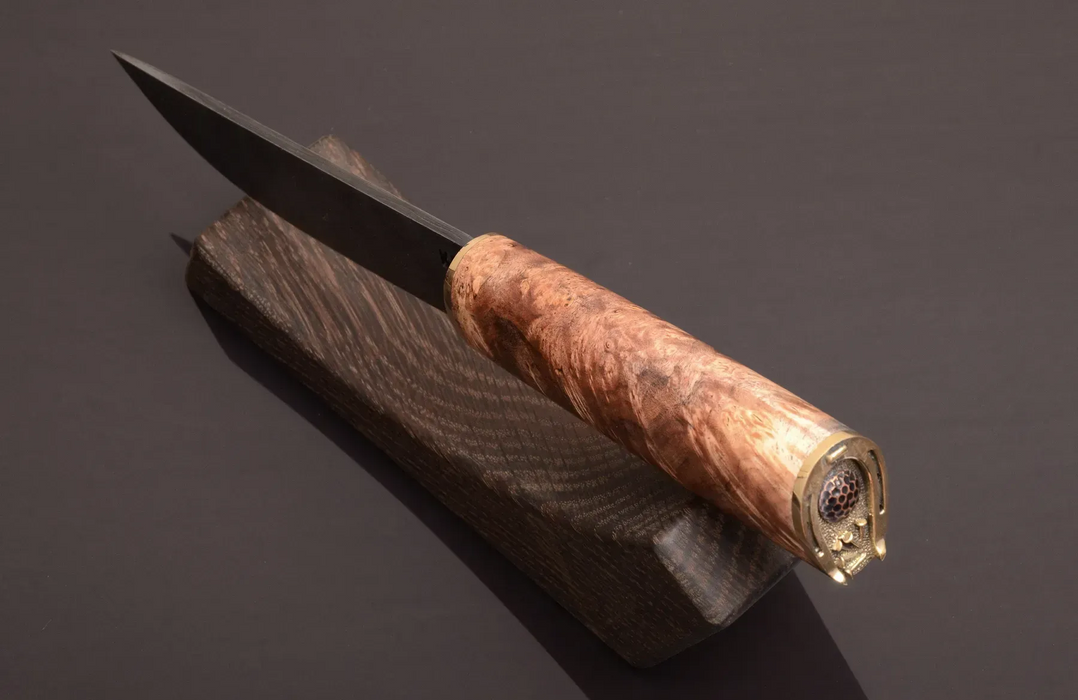 Couteau en acier Damas avec manche en bois hybride époxy rouge