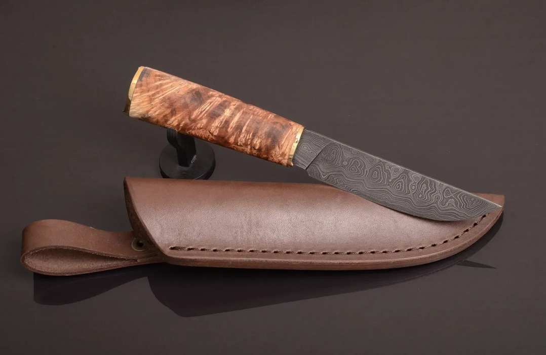 Couteau en acier Damas avec manche en bois hybride époxy rouge