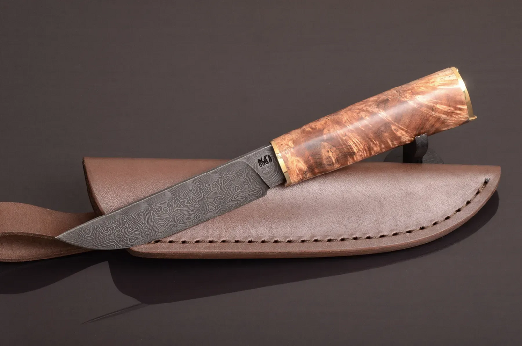 Couteau en acier Damas avec manche en bois hybride époxy rouge