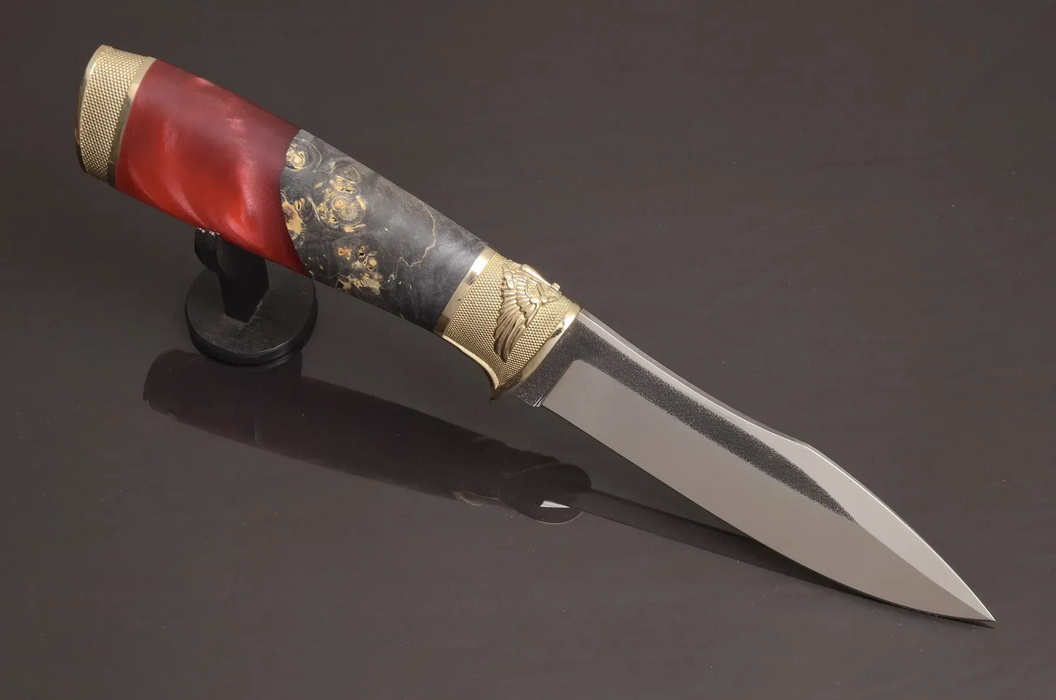 Couteau en acier Damas avec manche en bois hybride époxy rouge