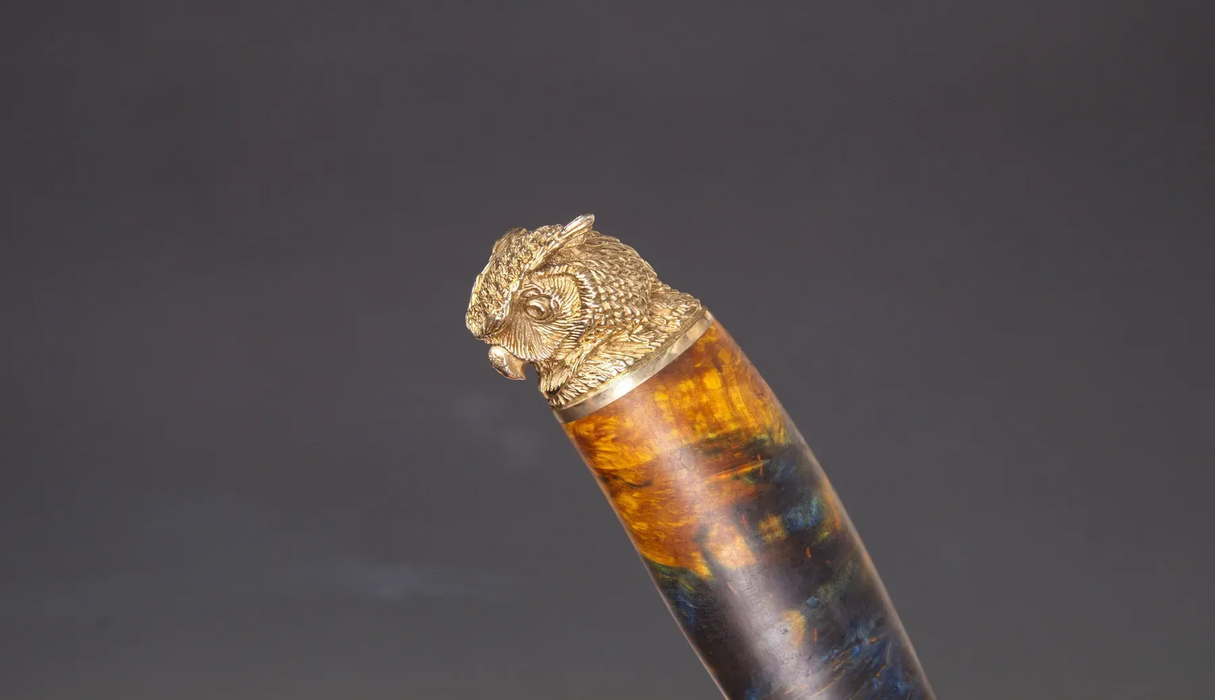 Couteau en acier Damas avec manche en bois hybride époxy rouge