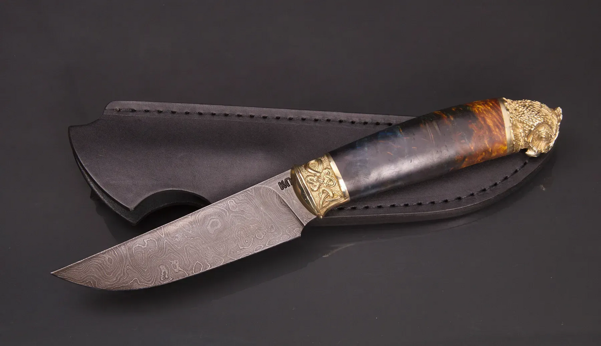 Couteau en acier Damas avec manche en bois hybride époxy rouge