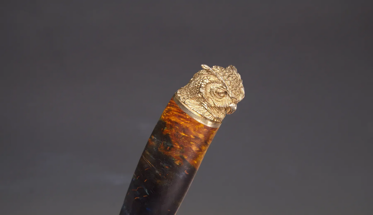 Couteau en acier Damas avec manche en bois hybride époxy rouge