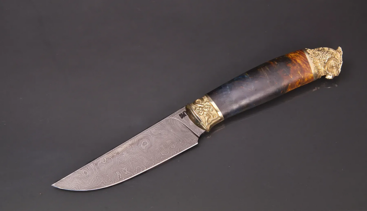 Couteau en acier Damas avec manche en bois hybride époxy rouge