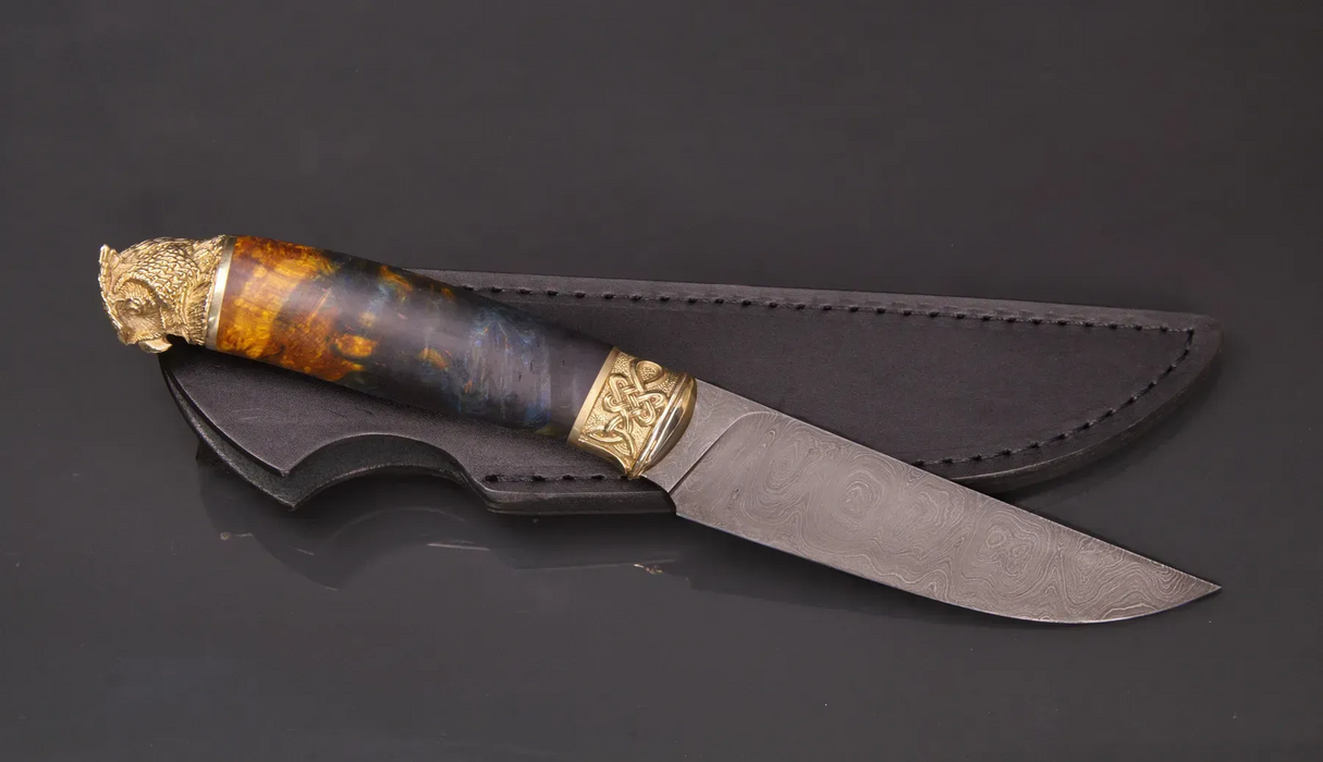 Couteau en acier Damas avec manche en bois hybride époxy rouge