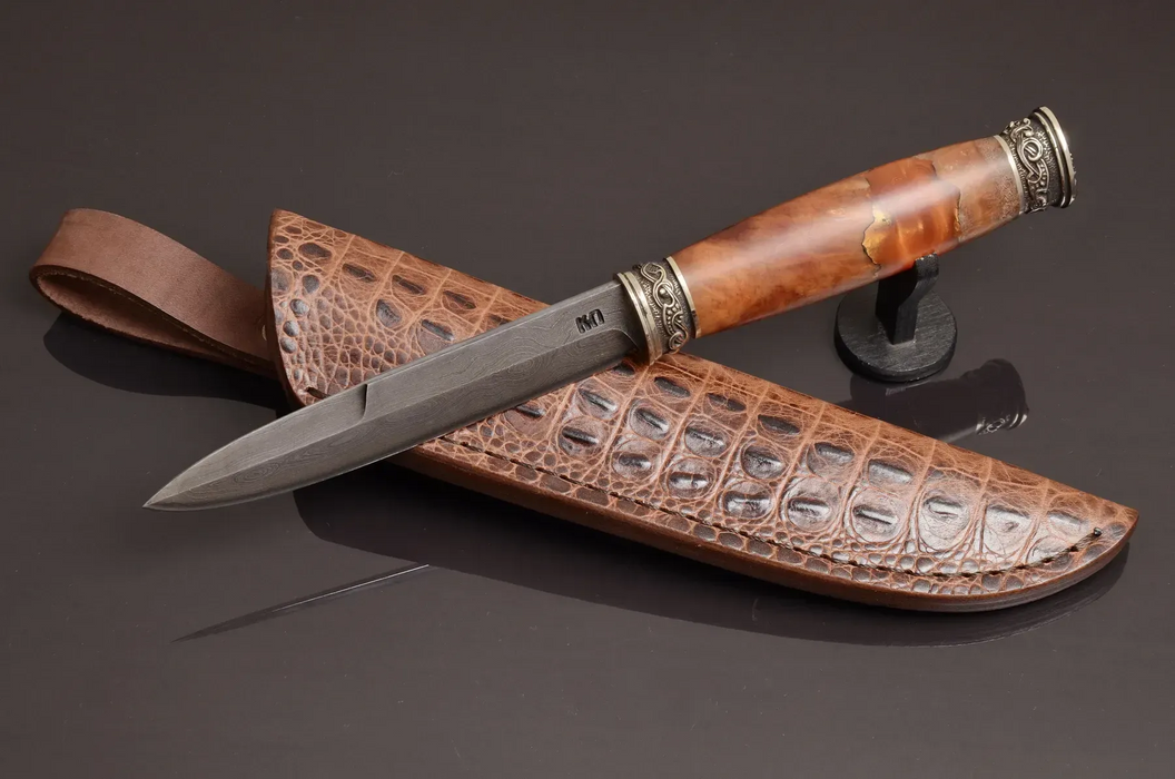 Couteau en acier Damas avec manche en bois hybride époxy rouge