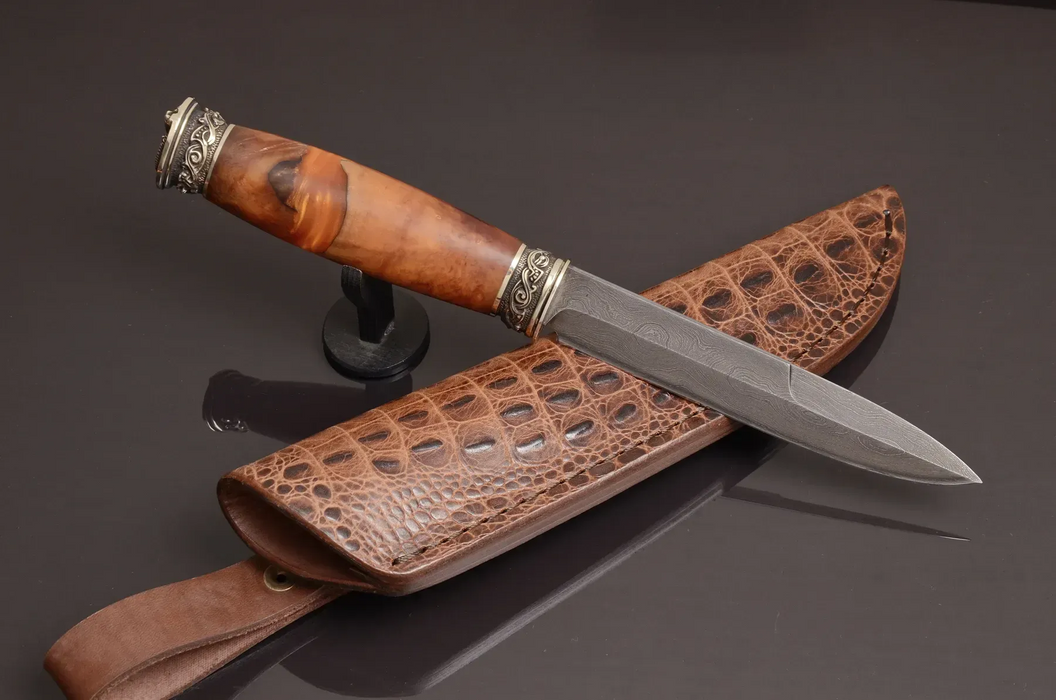 Couteau en acier Damas avec manche en bois hybride époxy rouge