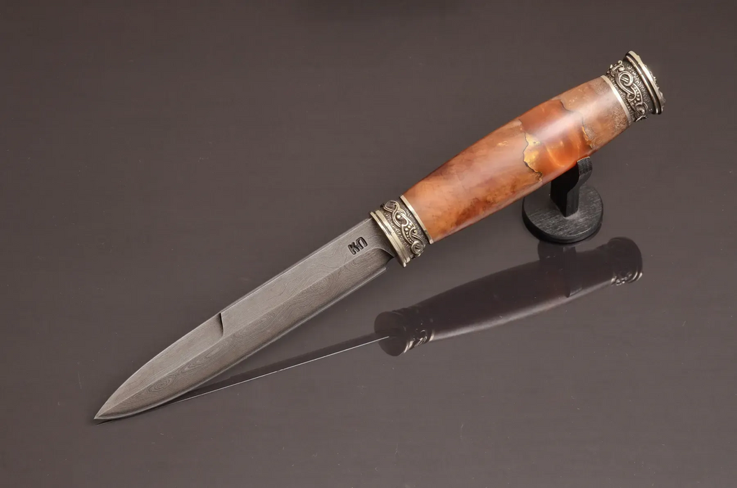 Couteau en acier Damas avec manche en bois hybride époxy rouge