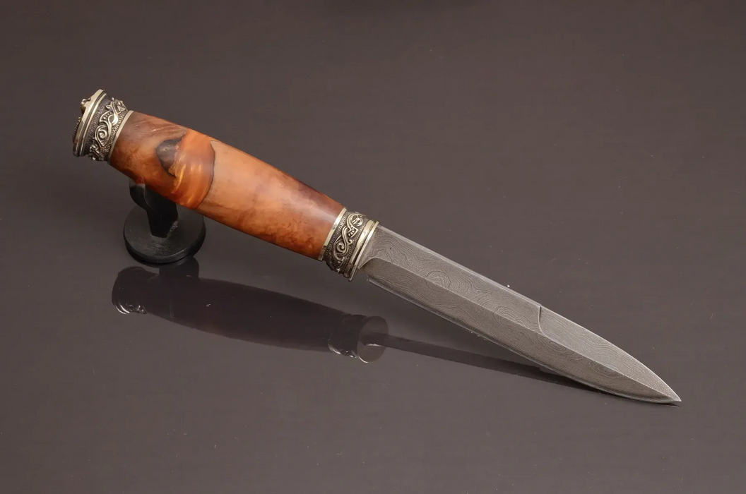 Couteau en acier Damas avec manche en bois hybride époxy rouge