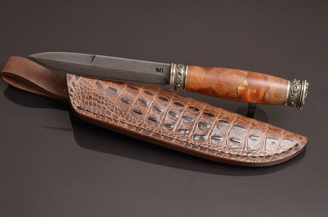 Couteau en acier Damas avec manche en bois hybride époxy rouge