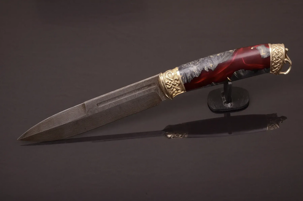 Couteau en acier Damas avec manche en bois hybride époxy rouge