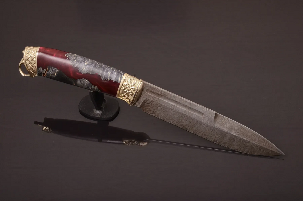 Couteau en acier Damas avec manche en bois hybride époxy rouge