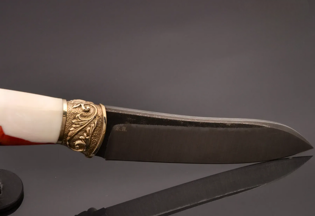 Couteau en acier Damas avec manche en bois hybride époxy rouge