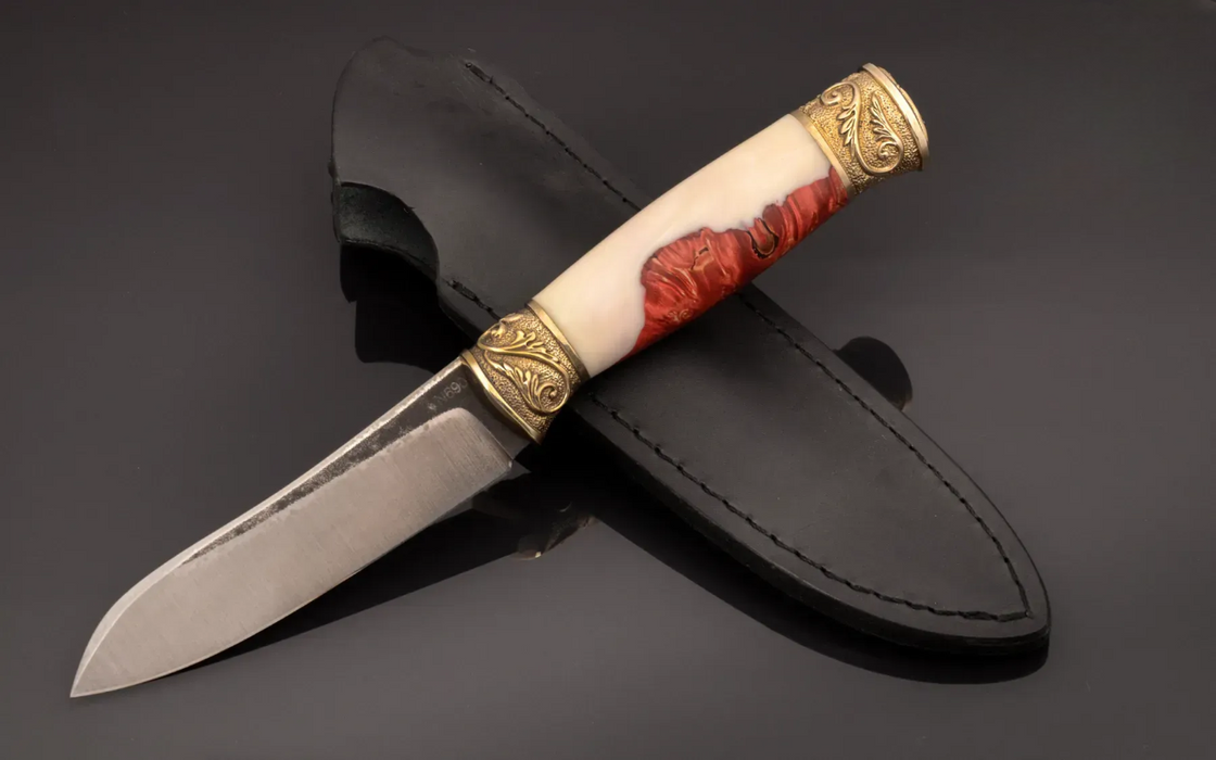 Couteau en acier Damas avec manche en bois hybride époxy rouge