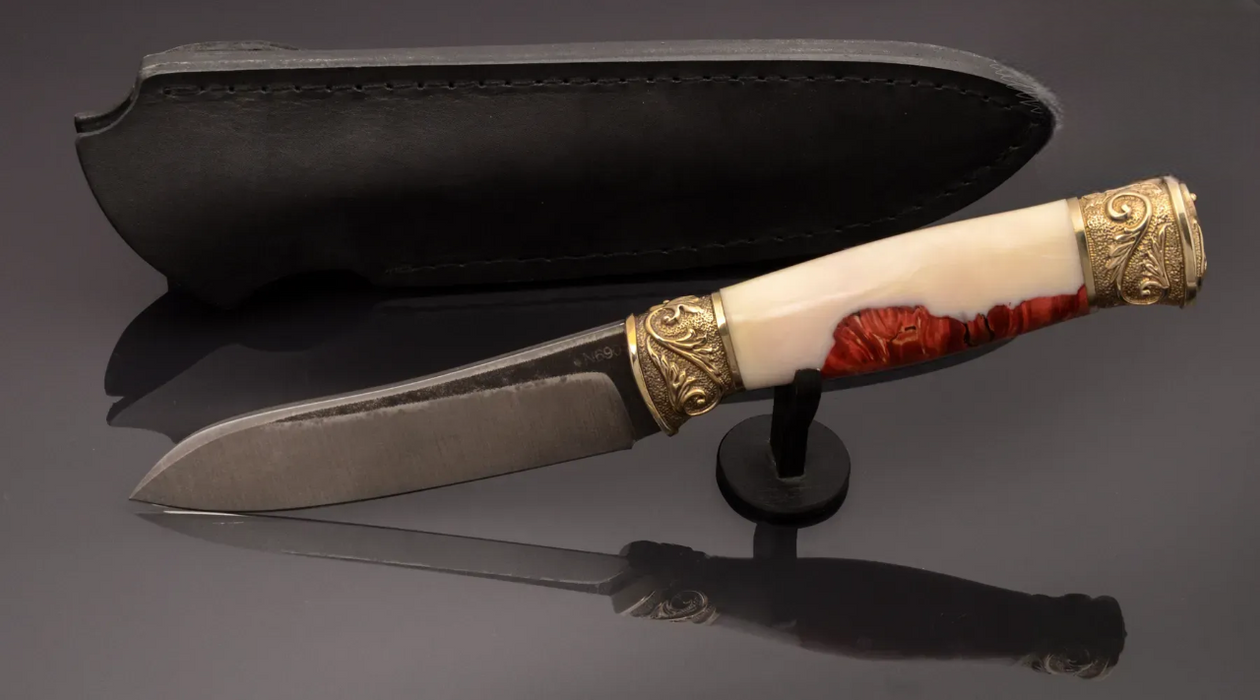 Couteau en acier Damas avec manche en bois hybride époxy rouge