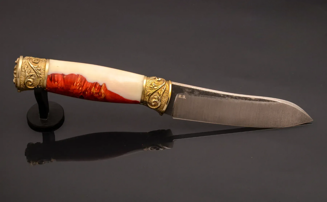Couteau en acier Damas avec manche en bois hybride époxy rouge