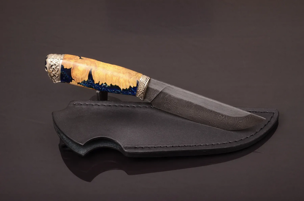 Couteau en acier Damas avec manche en bois hybride époxy rouge