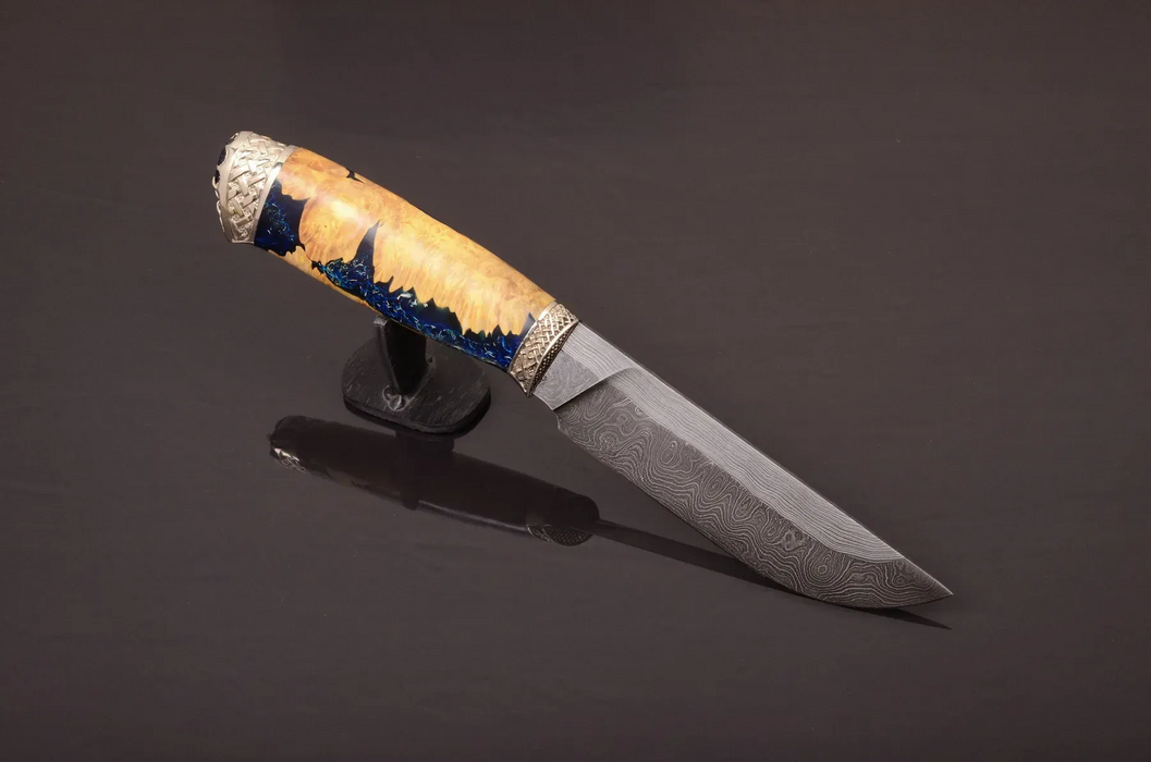 Couteau en acier Damas avec manche en bois hybride époxy rouge