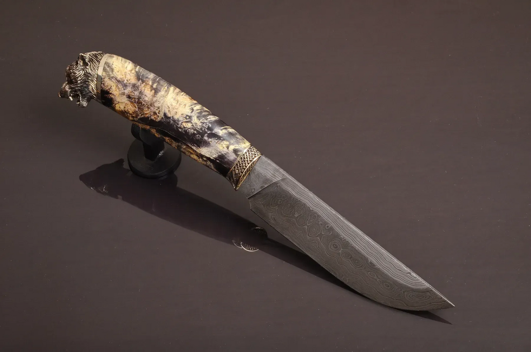 Couteau en acier Damas avec manche en bois hybride époxy rouge