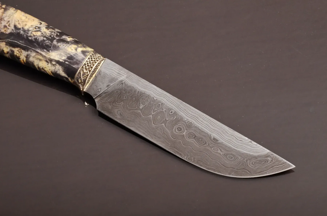 Couteau en acier Damas avec manche en bois hybride époxy rouge