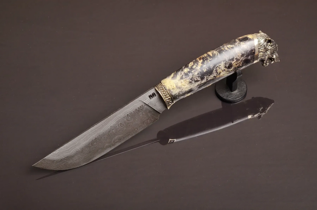 Couteau en acier Damas avec manche en bois hybride époxy rouge