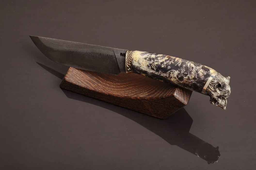 Couteau en acier Damas avec manche en bois hybride époxy rouge