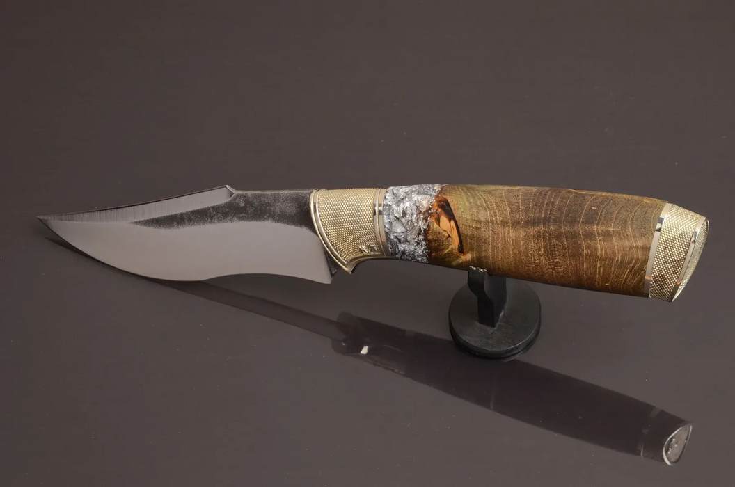 Couteau en acier Damas avec manche en bois hybride époxy rouge
