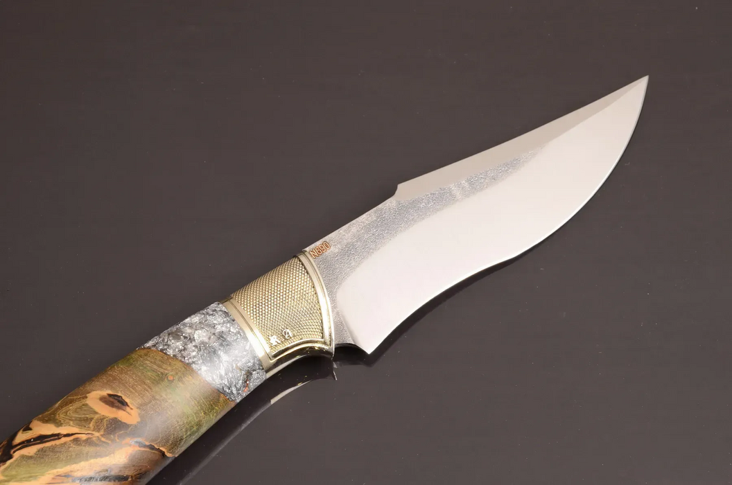 Couteau en acier Damas avec manche en bois hybride époxy rouge