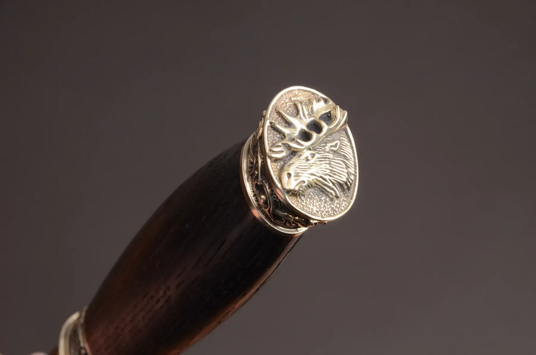 Couteau en acier Damas avec manche en bois hybride époxy rouge