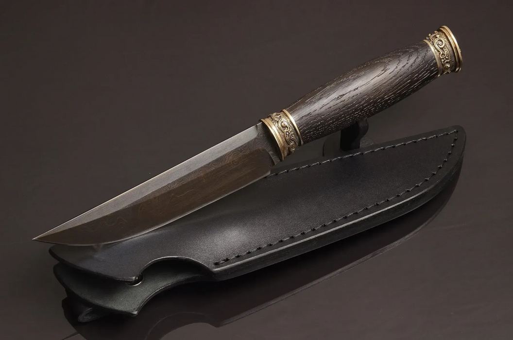 Couteau en acier Damas avec manche en bois hybride époxy rouge