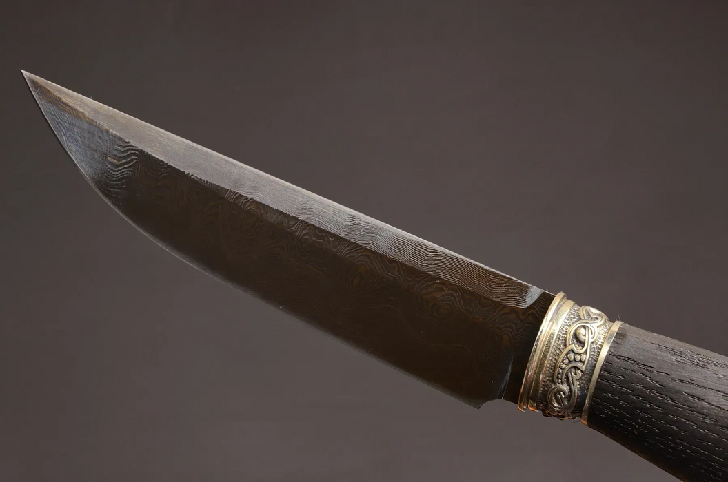 Couteau en acier Damas avec manche en bois hybride époxy rouge