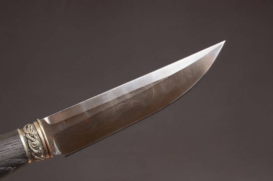 Couteau en acier Damas avec manche en bois hybride époxy rouge