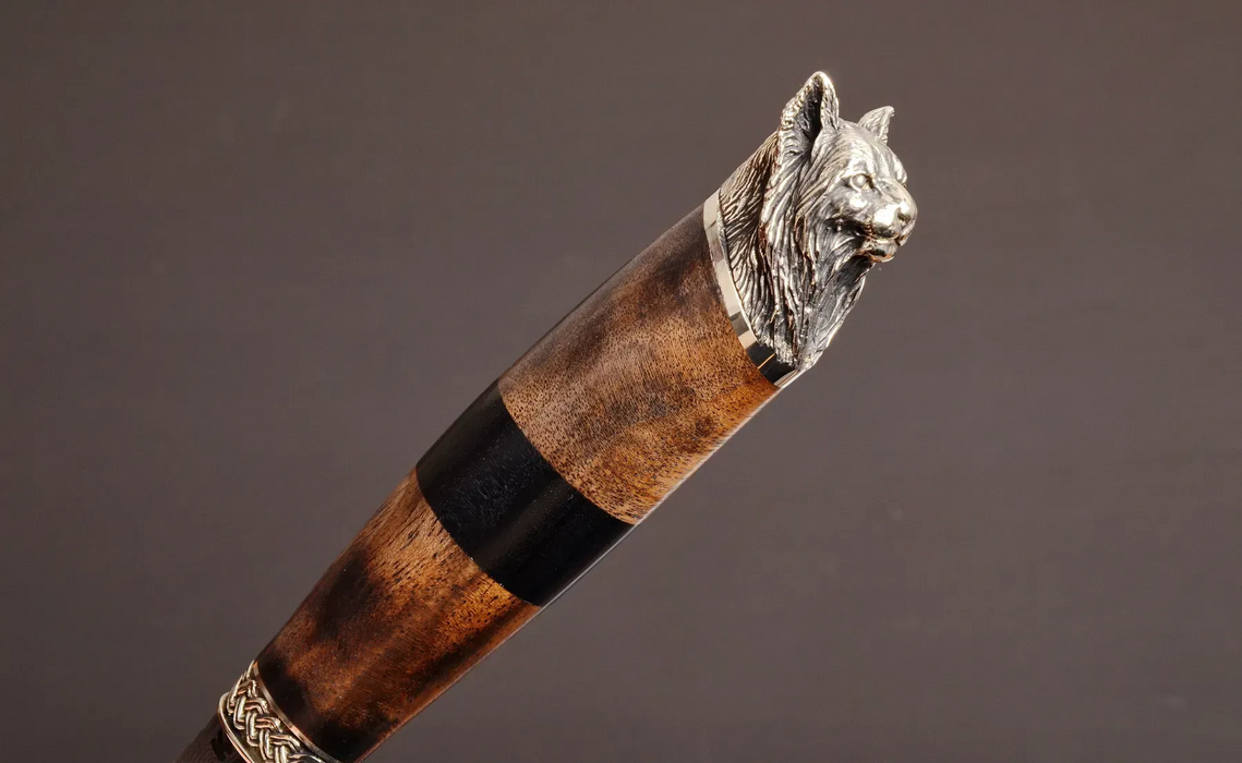 Couteau en acier Damas avec manche en bois hybride époxy rouge