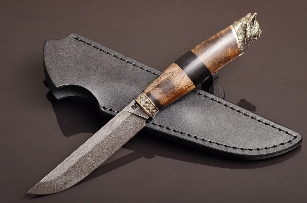 Couteau en acier Damas avec manche en bois hybride époxy rouge