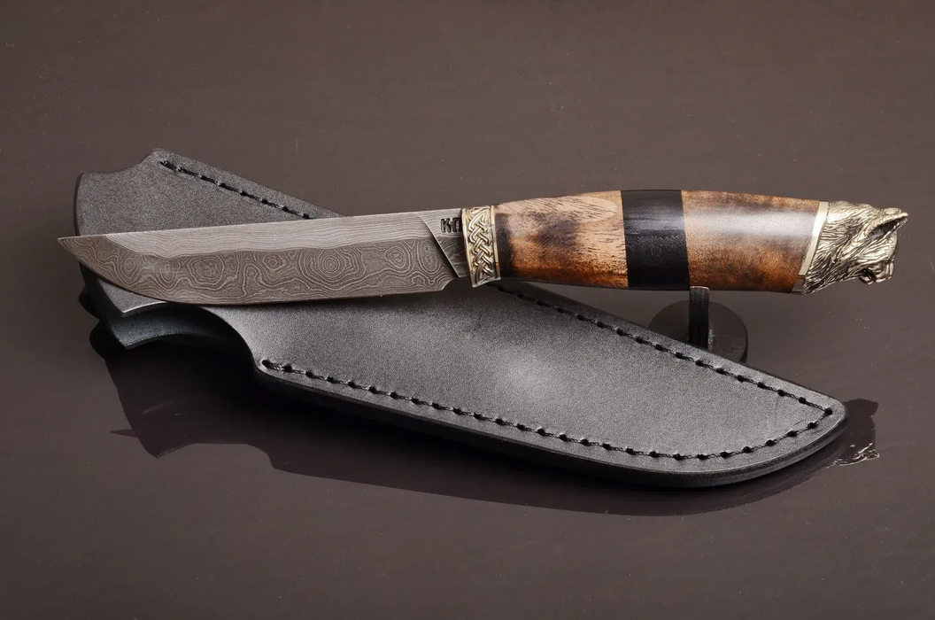 Couteau en acier Damas avec manche en bois hybride époxy rouge