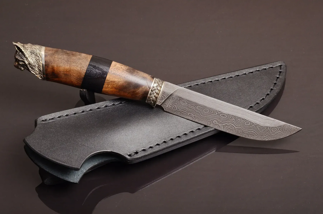 Couteau en acier Damas avec manche en bois hybride époxy rouge